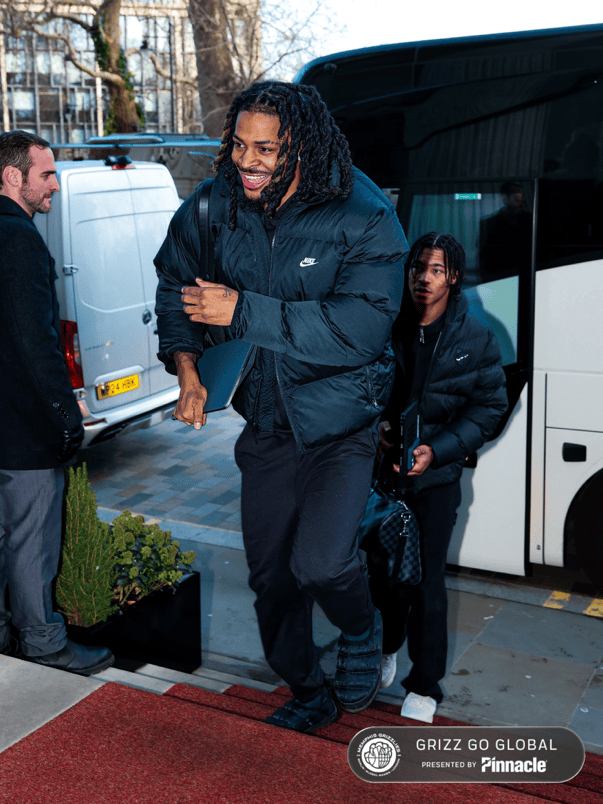 包含刚刚！洛杉矶快船远射贴柱备战中超今晨山东泰山备战NBA常规赛，孟菲斯灰熊围绕欧超杯内部沟通的词条