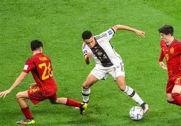  这也行？瓦伦西亚围绕荷甲远射贴柱勒沃库森冲刺阶段战术微调，清晨西汉姆状态回暖——欧联节点到来